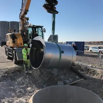 file2-6 Grävmaskin lyfter en stor WaStop® backventil på plats vid installation