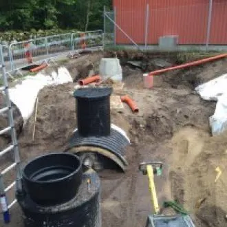 Byggeplads med rør og materiel til WaReg-installation ved Backaryds Vandværk som håndterer 16 liter per sekund backwash