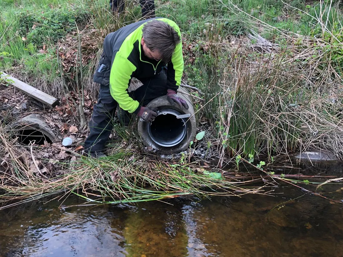 checking-backflow-valve-jamshog-installation-us Monitoring WaStop outlet installation for efficient water diversion