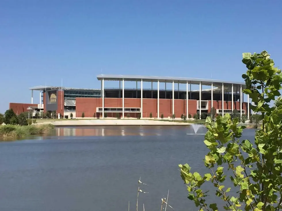 Bagrende af McLane Stadium med flodbeskyttelse fra Wapro langs floden.