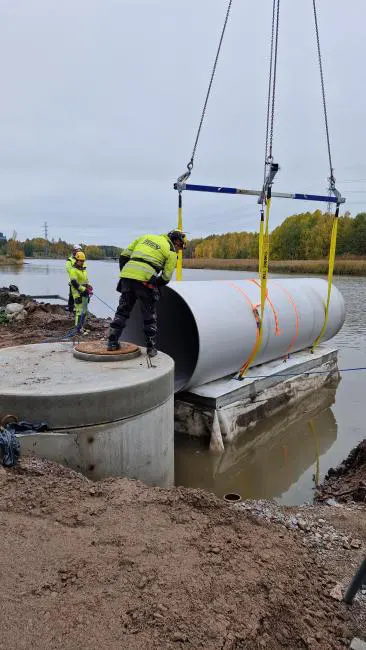 kranmontering-af-tilbageslagsventil-dn1600-helsinki-da Løft af WaStop DN1600 tilbageslagsventil til installation i Helsinki