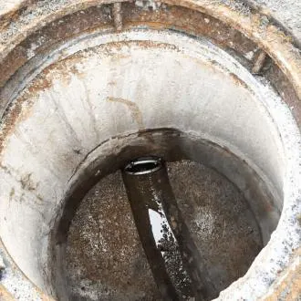 sewer-manhole-wastop-install-h2s-removal-sjobo-us Internal shot of wastewater well in Sjöbo, prepared for WaStop valve installation