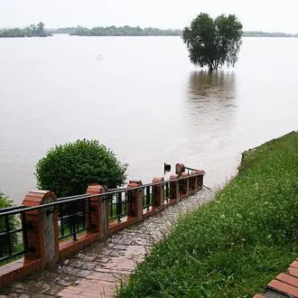 wapro-hochwasserloesung-staedtebau-warschau-weichsel-rueckstauklappe-de Überflutete Uferpromenade an der Weichsel in Warschau – Rückstauventile schützen Städte vor Hochwasser
