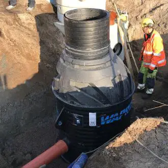 wapro-wareg-durchflussregler-installation-halmstad-wohngebiet-regenwasserbewirtschaftung-de Einbau des WaReg Durchflussreglers in Neubaugebiet Halmstad zur optimierten Regenwasserbewirtschaftung