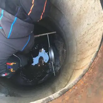 wapro-wastop-checkvalve-stormwater-sample-intake-install-ahus-us WaStop installed in outlet chamber to maintain correct discharge sampling in Åhus