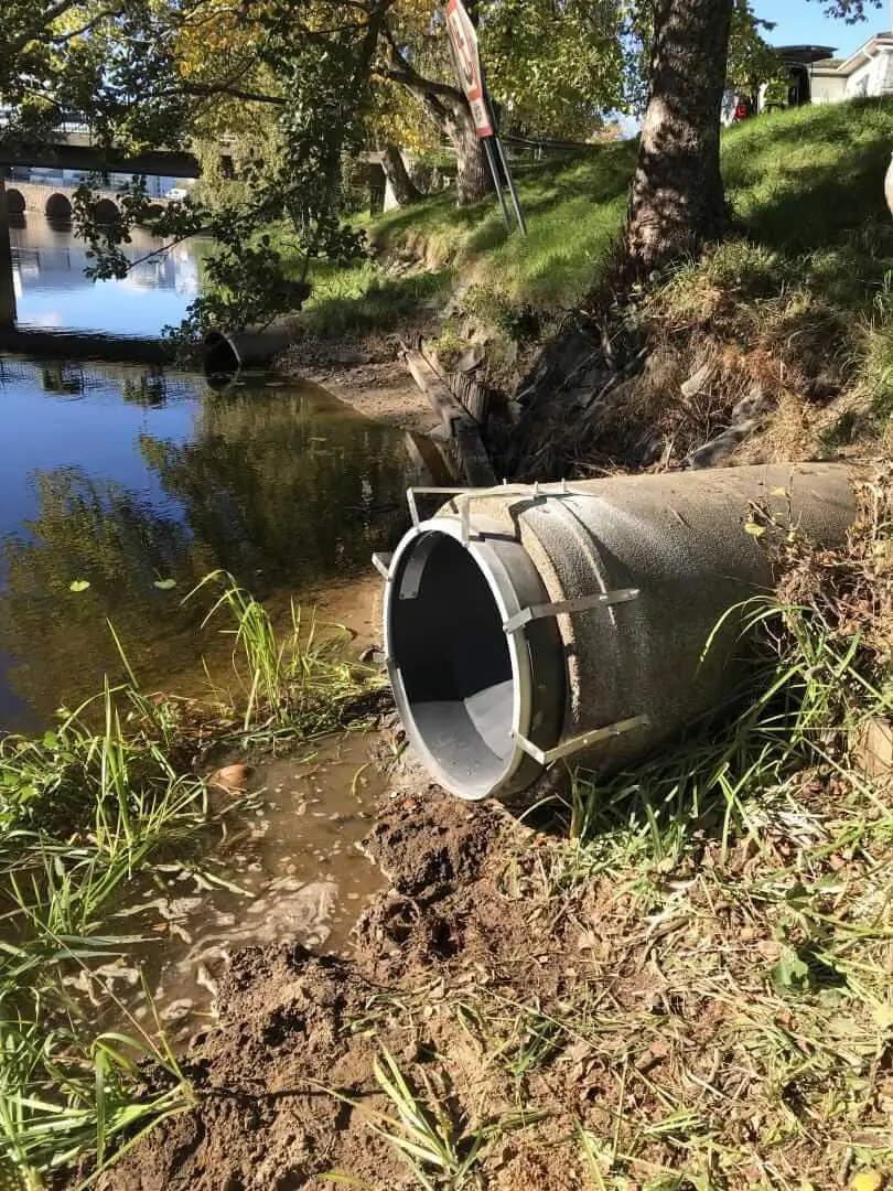 wapro-wastop-geruchs-und-schadlingschutz-karlstad-installationseinblick-de Nahaufnahme der WaStop-Installation in Karlstad zur Geruchsbekämpfung