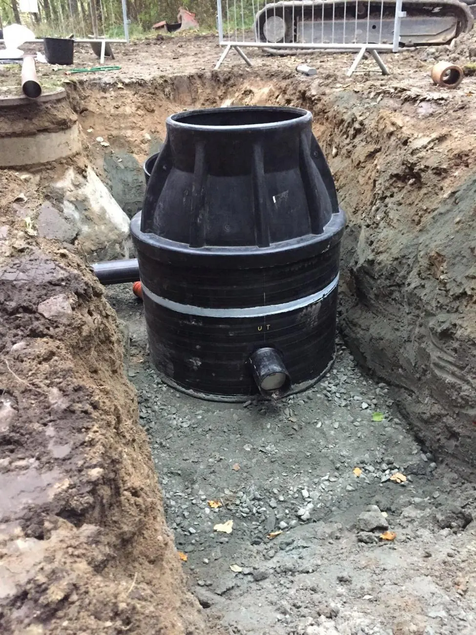 wapro-wastop-trinkwasserschutz-e-coli-rueckstauverhinderung-de WaStop Rückstauklappe schützt Trinkwasser vor E.-coli-Kontamination – ländlicher Einsatz in Deutschland.