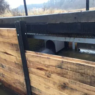 wareg-durchflussregler-holzkonstruktion-damm-bjorkaan-automatische-wasserregulierung-de WaReg Durchflussregler installiert in Holzkonstruktion am Björkåån für automatische Wasserregulierung von 50 l/s bis 50 m³/s