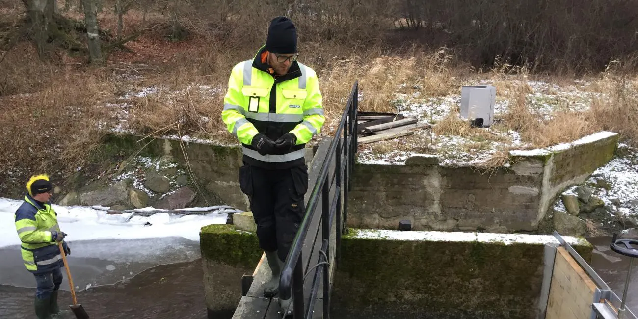 wareg-inspektion-installation-bjorkaan-wasserfluss-regulierung-personal-schweden-de Technisches Personal inspiziert WaReg-Installation am Björkåån für optimale Wasserflussregulierung im Wohngebiet