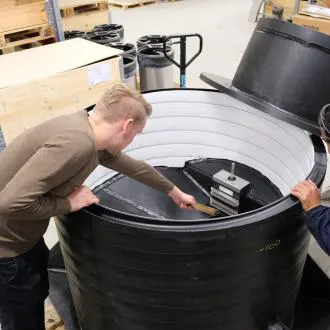 wareg-installation-personal-loeschwassermanagement-halmstad-schweden-de Technisches Personal installiert WaReg Durchflussregler für besseres Löschwassermanagement in Halmstad mit Umweltschutz