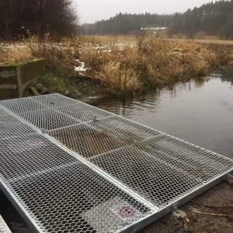 wasserfluss-metallgitter-rost-wareg-system-bjorkaan-durchflussregelung-wohngebiet-de Wasserfluss durch Metallgitter und Rost im WaReg-System am Björkåån zum Schutz der Ausrüstung und optimaler Regulierung