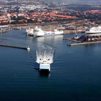 ystad-hafen-luftaufnahme-wagate-umweltverschmutzung-schutz-regenwasserleitungen-hafenanlage-de Luftaufnahme über Hafen Ystad zeigt Hafengebiet wo WaGate-System vor Umweltverschmutzung durch Regenwasserleitungen schützt