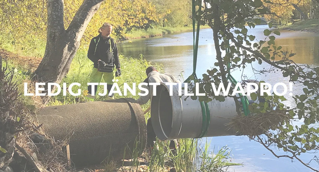 Ledig-tjanst-Wapro (1) Ledig tjänst till Wapro! Två personer installerar ett stort rör vid en å