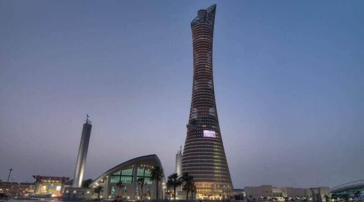 Aspire Tower in Doha, Katar, in der Dämmerung, ein Hotel, in dem WaStop als Geruchsverschluss für frische Luft sorgt