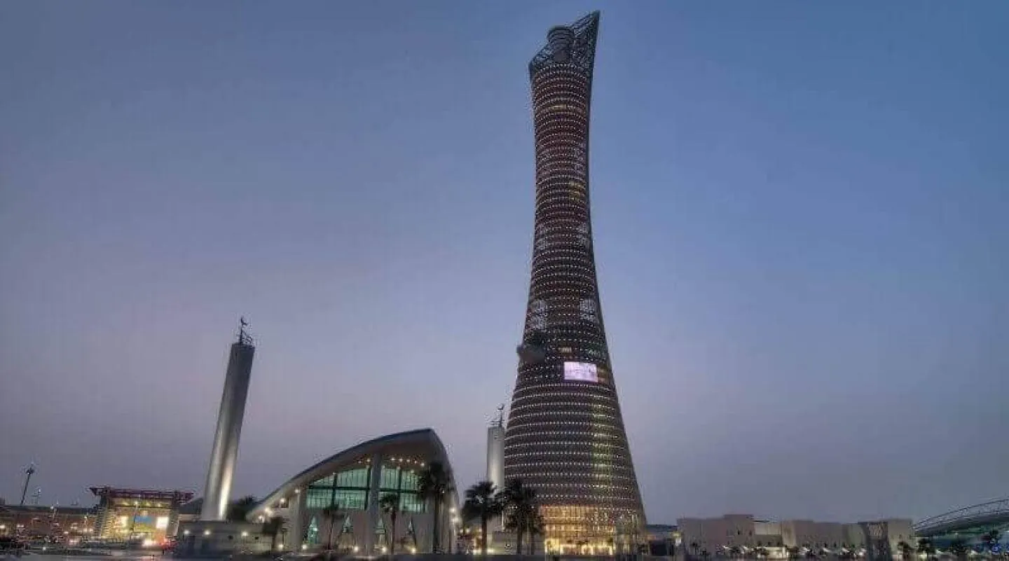Aspire Tower i Doha, Qatar, i skymning, ett hotell där WaStop installerats som luktlås för frisk luft åt gästerna