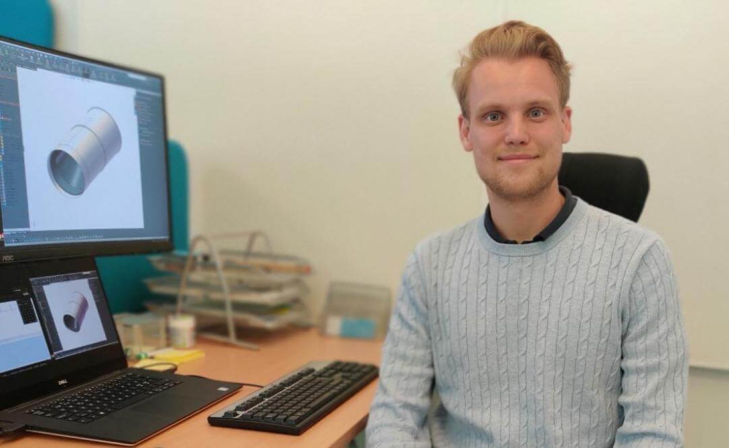 Fredrik på Wapros tekniska support vid sitt skrivbord med en 3D CAD-modell av en ventil på skärmarna Fredrik på Wapros tekniska support vid sitt skrivbord med en 3D CAD-modell av en ventil på skärmarna