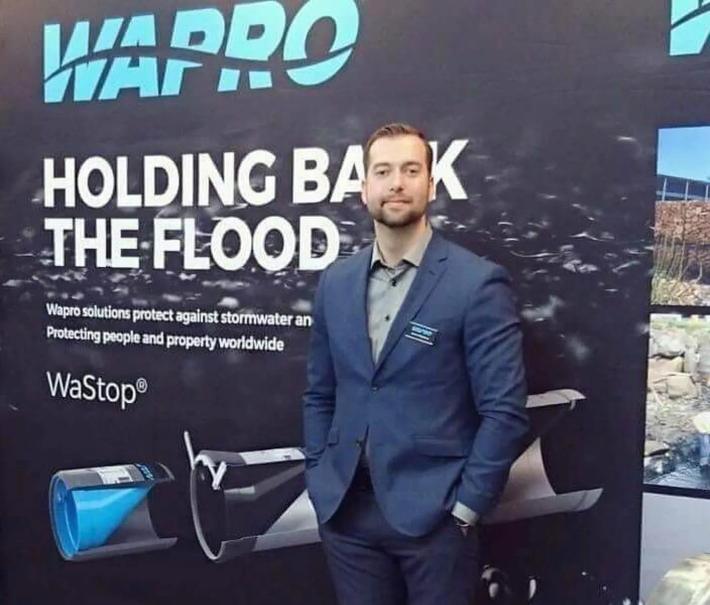 Martin Widerberg, Wapros eksportsælger i Europa, i jakkesæt foran Wapros messestand med WaStop kontraventiler Martin Widerberg, Wapros eksportsælger i Europa, i jakkesæt foran Wapros messestand med WaStop kontraventiler
