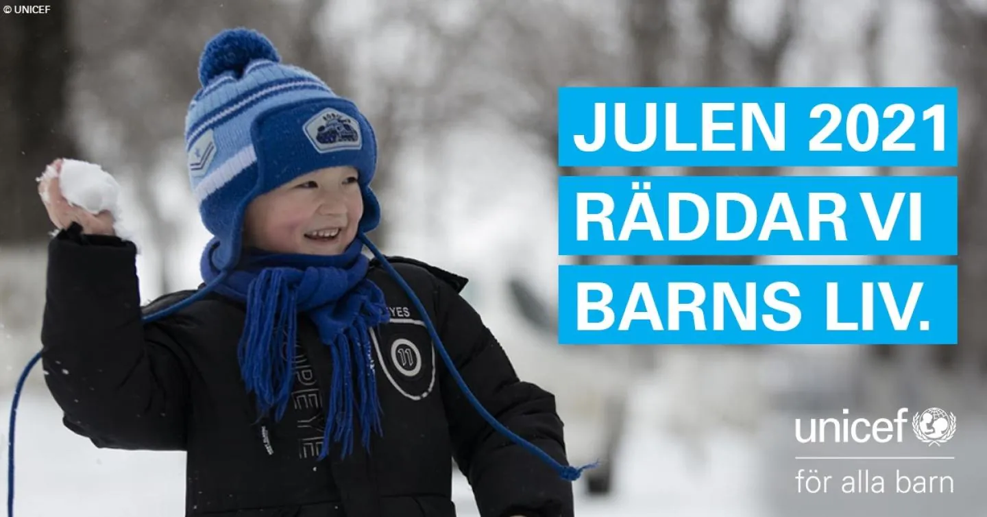 Fröhlicher Junge mit Mütze wirft einen Schneeball, daneben UNICEF-Kampagne: Weihnachten 2021 Kinderleben retten