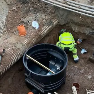 Montage des WaStop Rückschlagventils in einem Schacht bei Wohngebiet in Kristinehamn Montage des WaStop Rückschlagventils in einem Schacht bei Wohngebiet in Kristinehamn